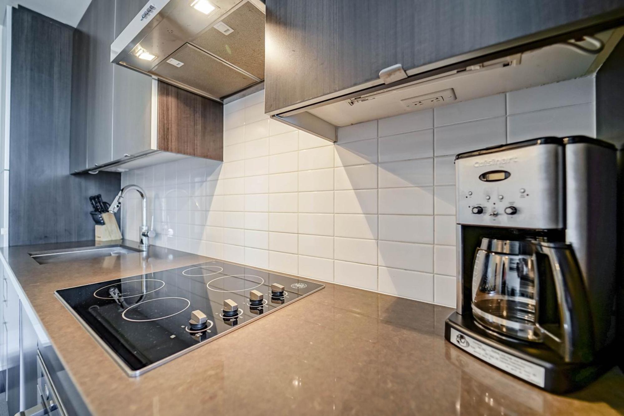 Chol Furnished Suites Heart Of Downtown Toronto, 2 Beds, Free Parking, Cn Tower View Buitenkant foto